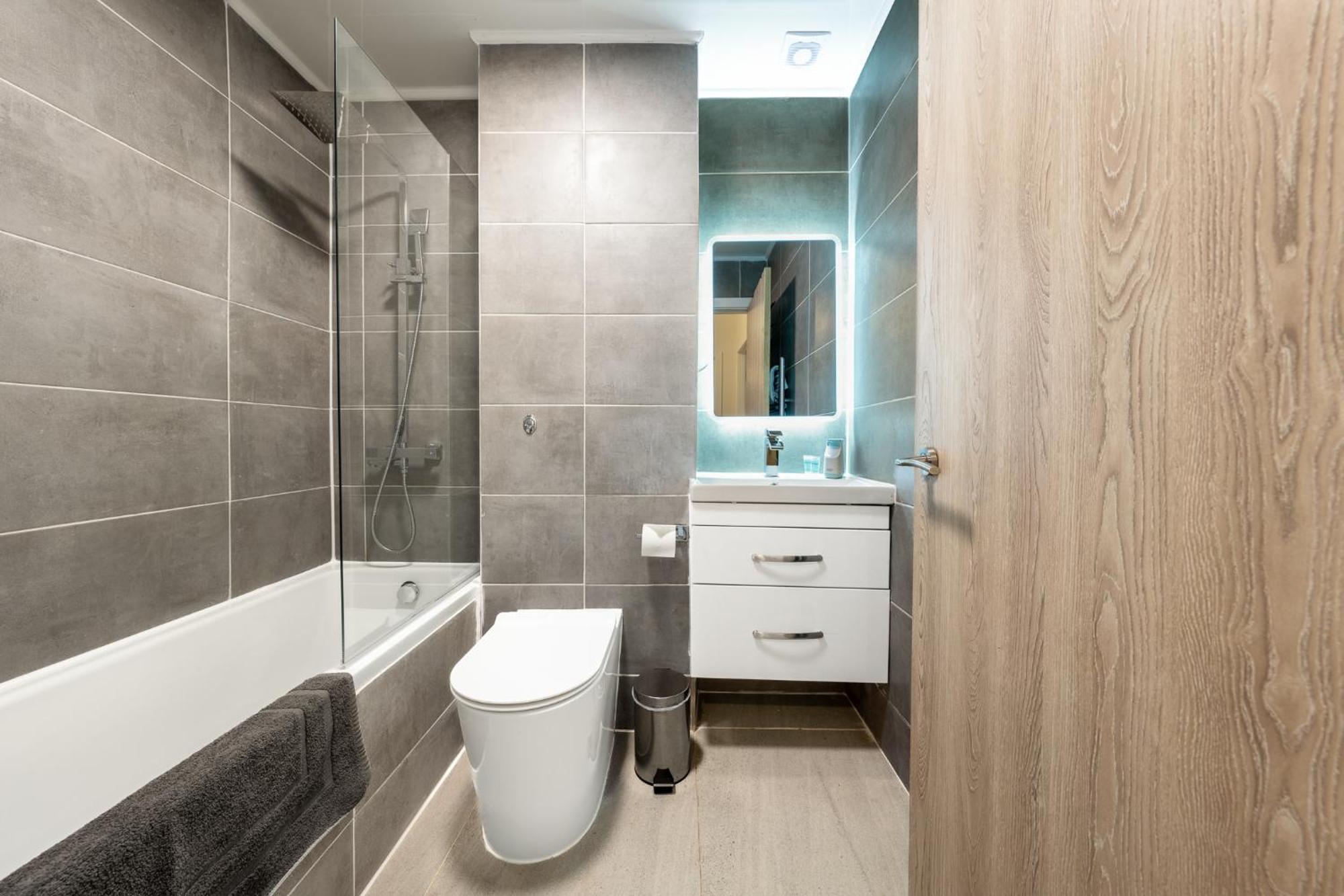 Ashview 6 - Heathrow - Windsor - Free Parking Apartment Staines-upon-Thames Exterior photo